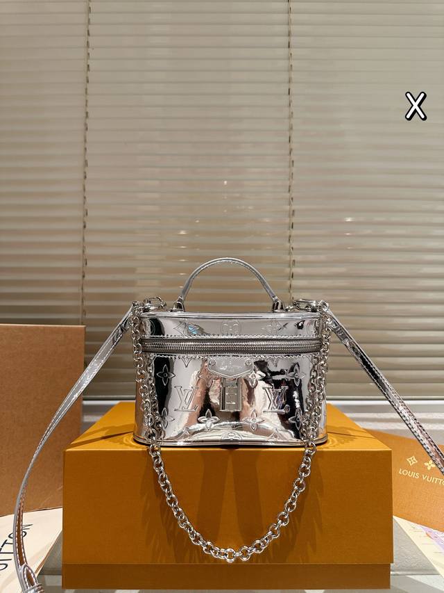 Leather version of the Lv 25 Ski series silver lunchbox bag. This Lv 25 Ski seri