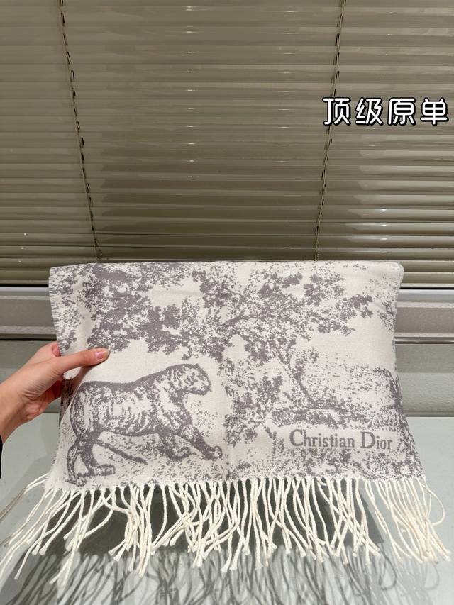 Dior scarf I'm absolutely smitten! The elegant pink is so versatile~ My must-hav