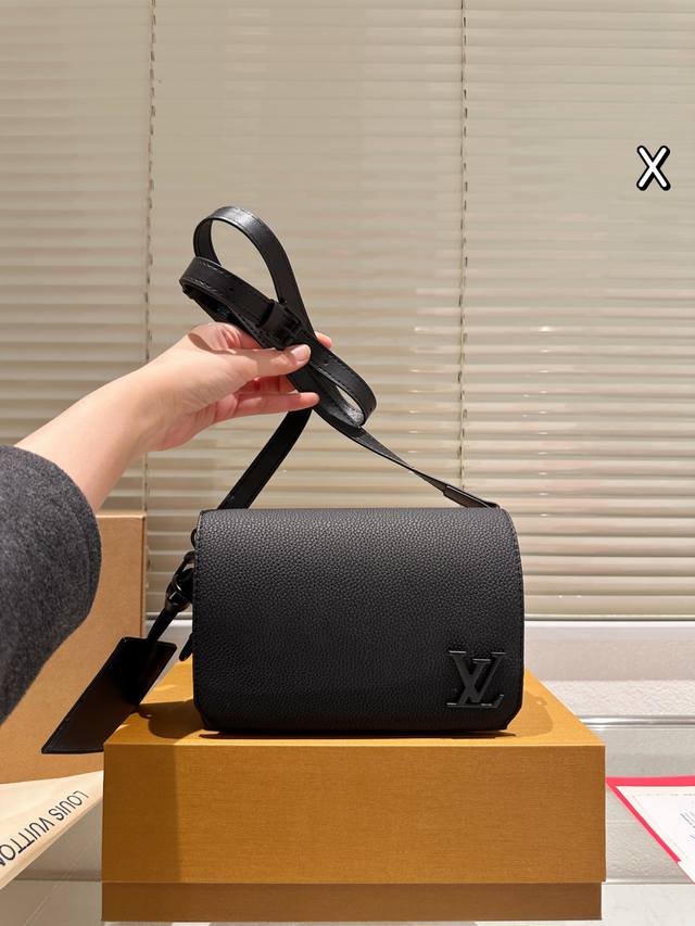 Men's Bag Sharing: Louis Vuitton Shoulder Bag (Ddd) Compared to the very popular