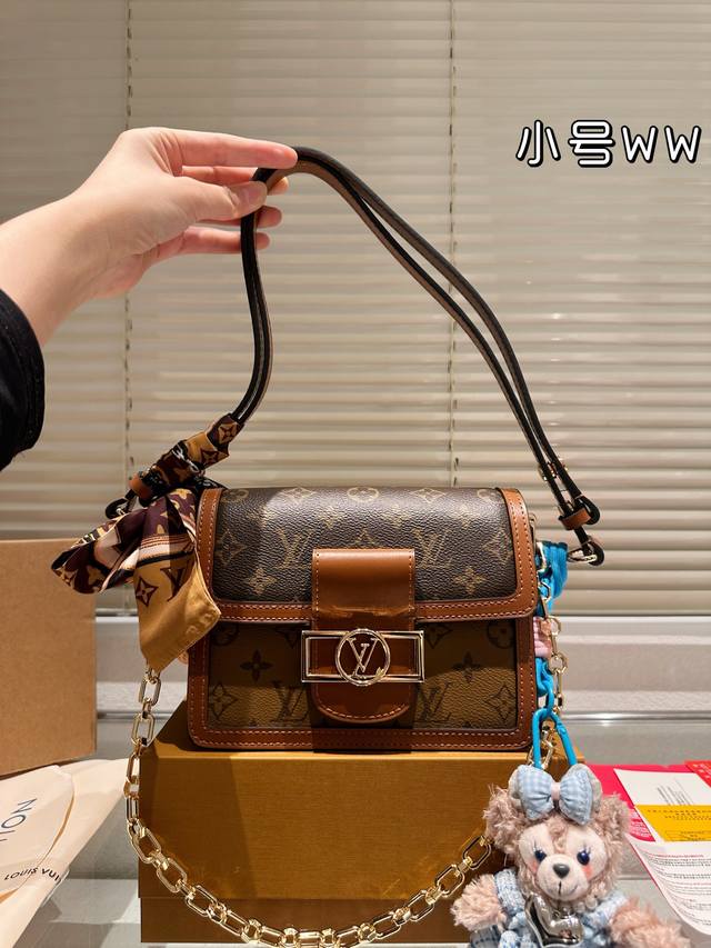 Comes with pendant Folding gift box airplane box LV Daphne has undergone a huge