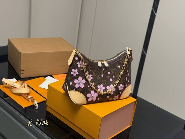 Comes with folding box/airplane box. Size: 29*16cm. Vintage croissant bag. Origi