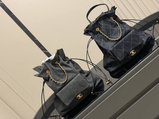 Chanel 25C Tote Bag, with its classic design and exquisite craftsmanship, is ins