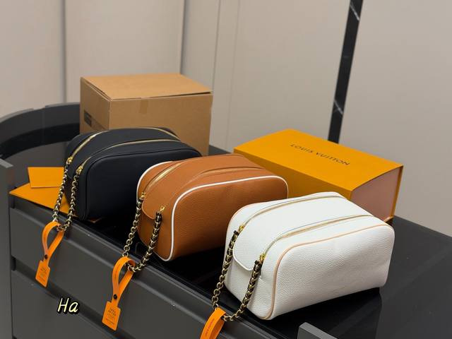 Comes with box Size: 27*14Cm I have to give this makeup bag a big shout-out! It'