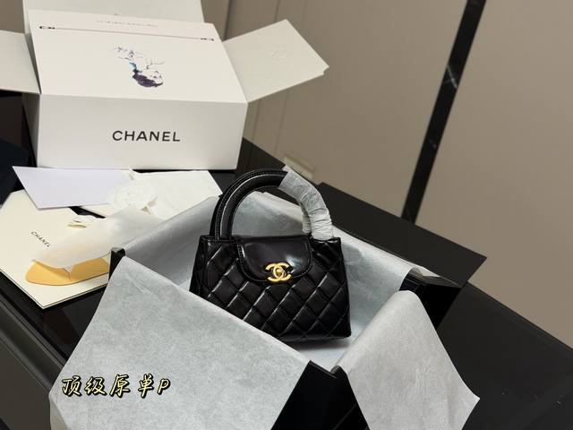 Comes with a folding box/airplane box. Size: 20*12cm. Chanel 23K Kelly bag. The