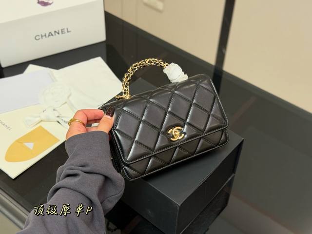 Comes with a folding box/airplane box. Size: 19*12cm. Chanel twisted handle luck