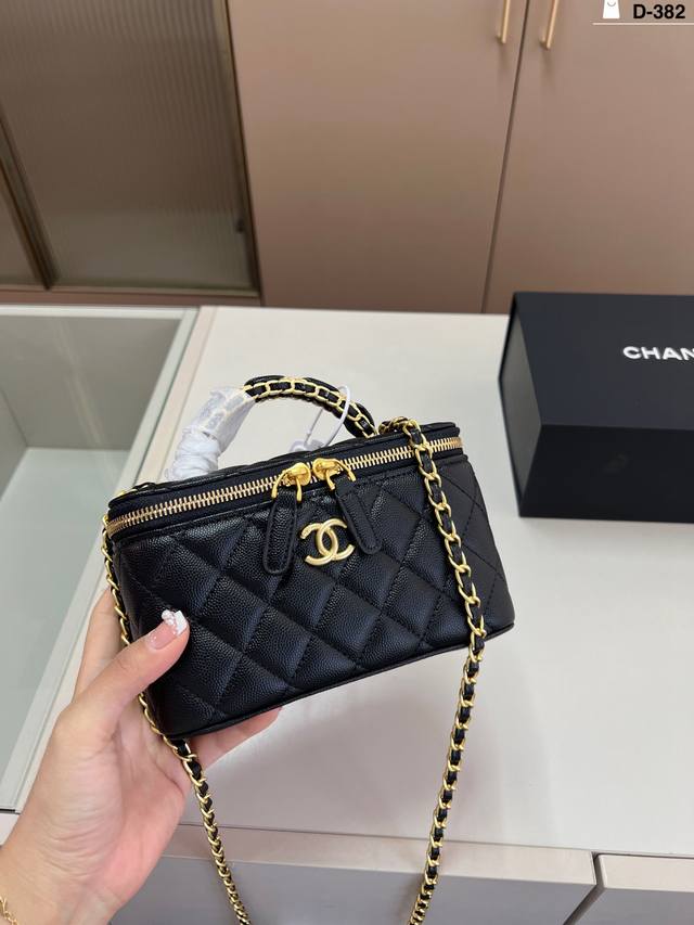 Chanel handbag with handle. Can be worn on the shoulder or crossbody, this super