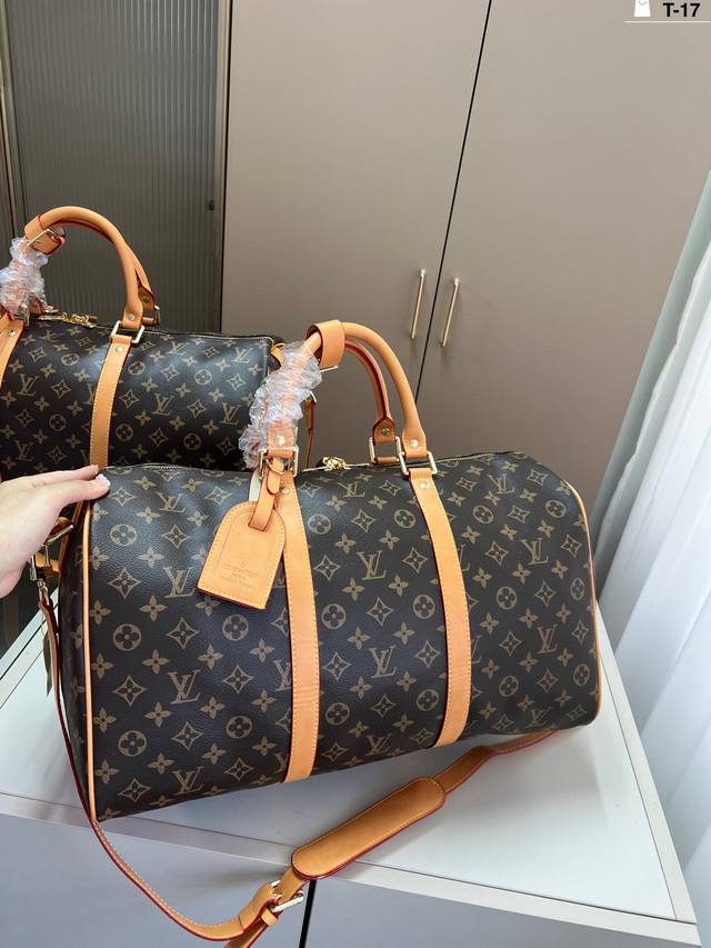 45cm Lv Travel Bag A stylish and spacious travel bag Classic design, elegant and