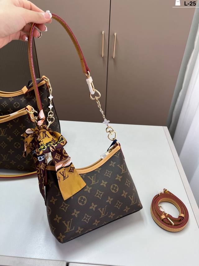 20cm chip version Lv underarm bag. Underarm bags are all the rage this year. Not