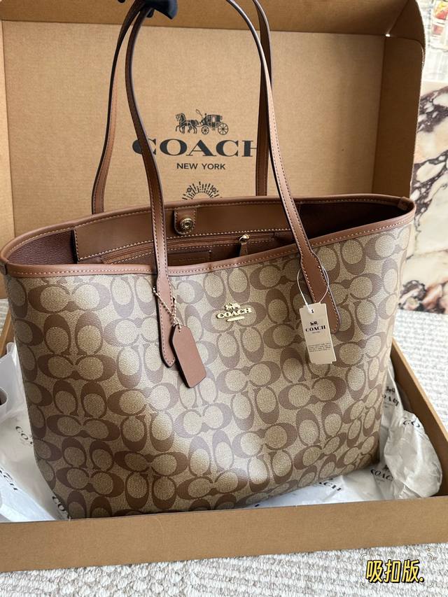 Comes with box. Size: 35*27cm. Coach single-sided City tote bag with magnetic cl