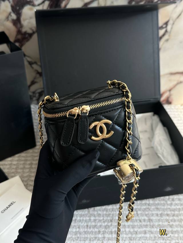 Logo Mini Box Bag Ddd's ever-popular and hard-to-buy gold ball box bag, the ceil