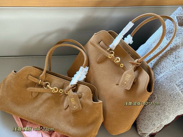 Box Included Size: 44*23cm (Horizontal) 40*31cm (Vertical) Miu Miu briefcase The