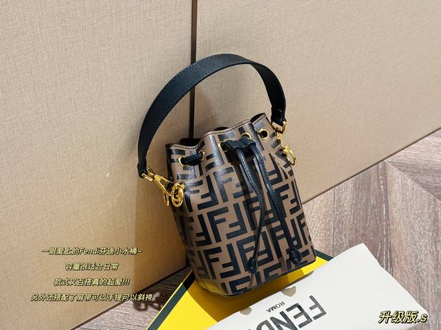 Comes with box, genuine leather. Size: 12.5*18cm. Popular must-have item: Fendi