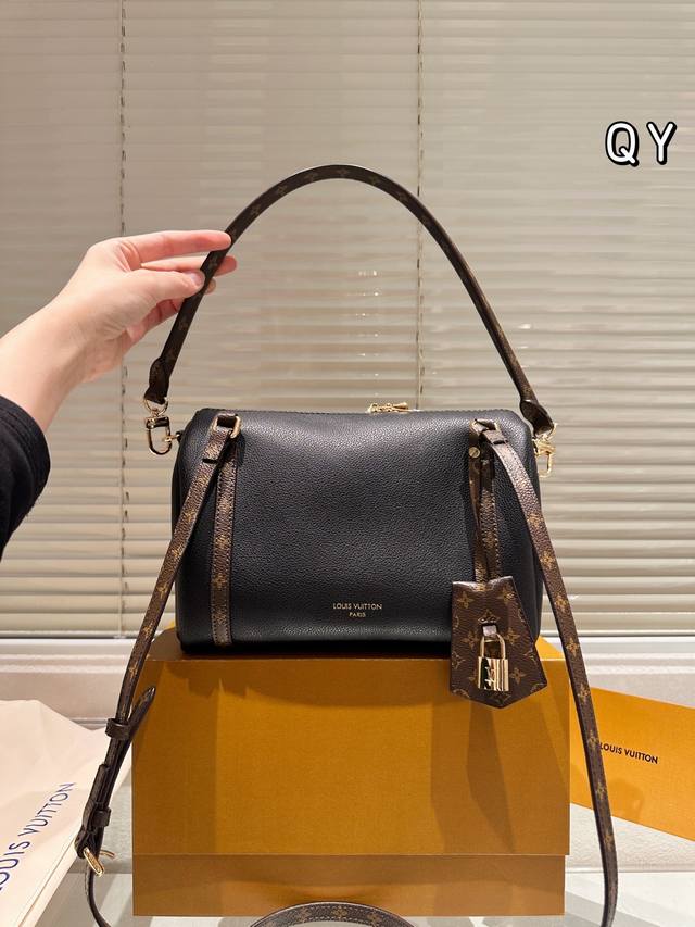 Leather Louis Vuitton Express Shoulder Bag. The structured design prevents it fr