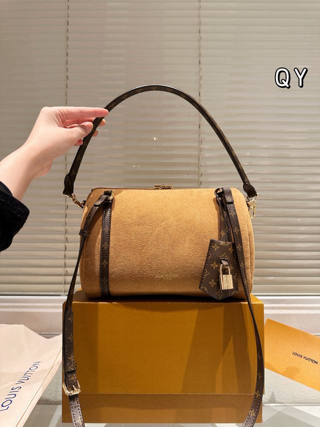 Leather Louis Vuitton Express Shoulder Bag. The structured design prevents it fr