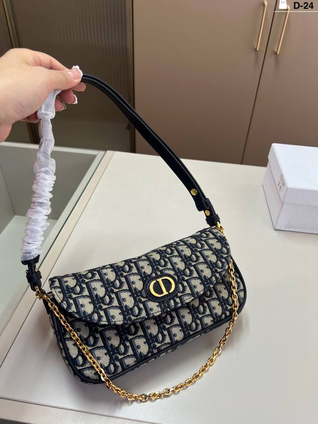 Dior's underarm bag style is so cute! The capacity is great, perfect for daily c