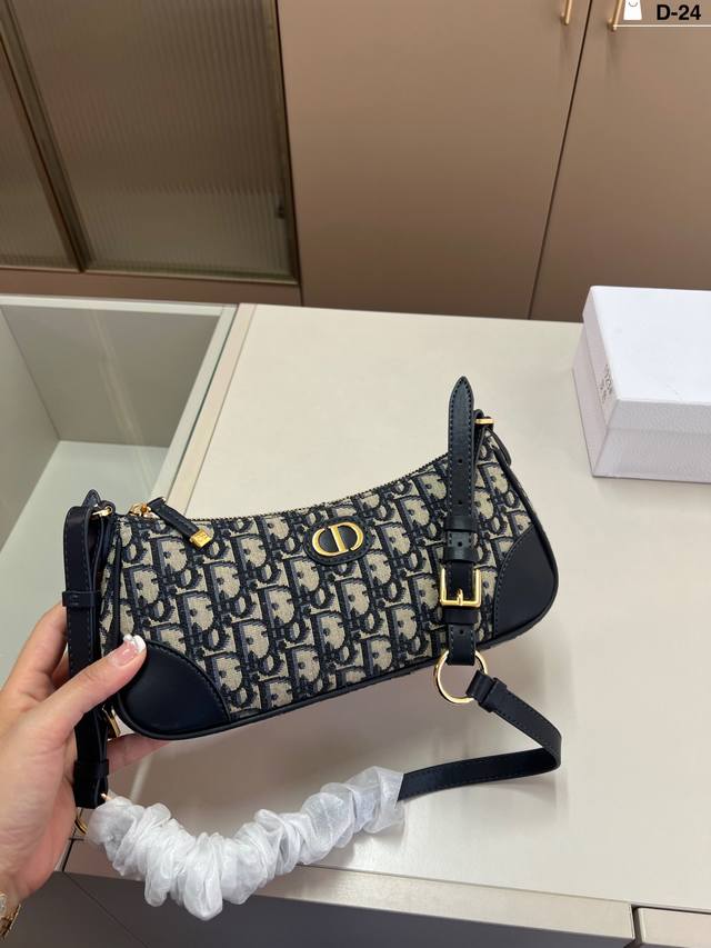 Dior's underarm bag style is so cute! The capacity is great, perfect for daily c