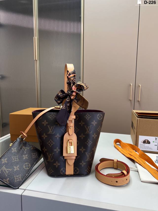 Decorative lock, no key. This Lv All Inbb bucket bag exudes a sophisticated vibe