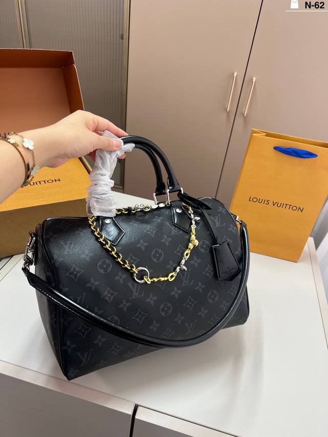 Chip version Louis Vuitton pillow bag Classic series, fashionable and versatile,