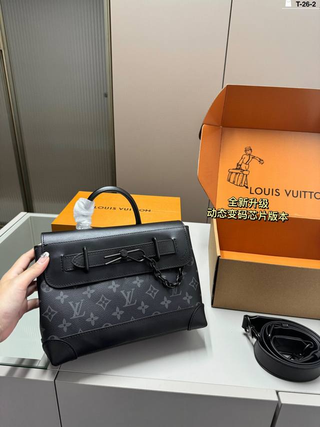 Chip version Lv Men's Steamer Messenger Bag Very soft to the touch! But very sty