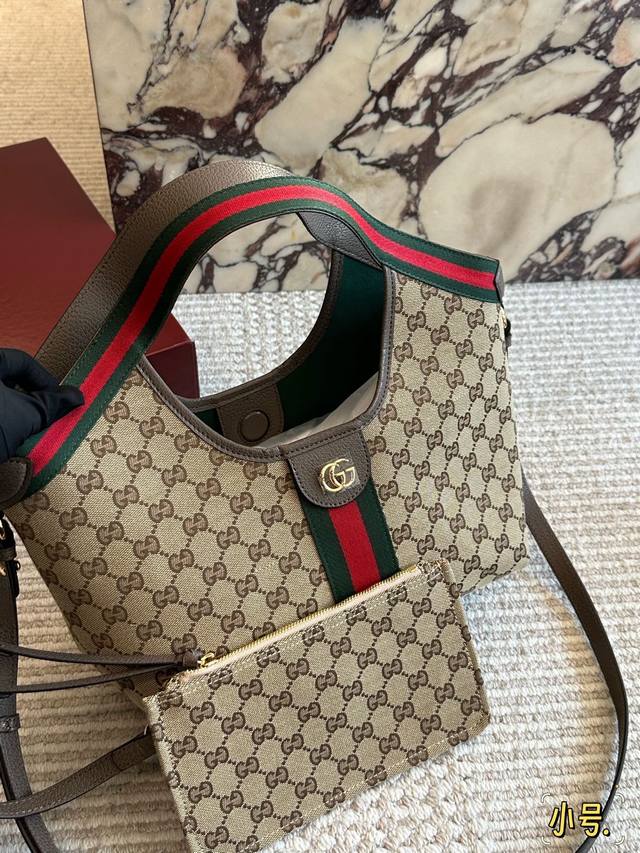 The Gucci Giglio Small from the runway collection is here! The Gucci Small Gigli