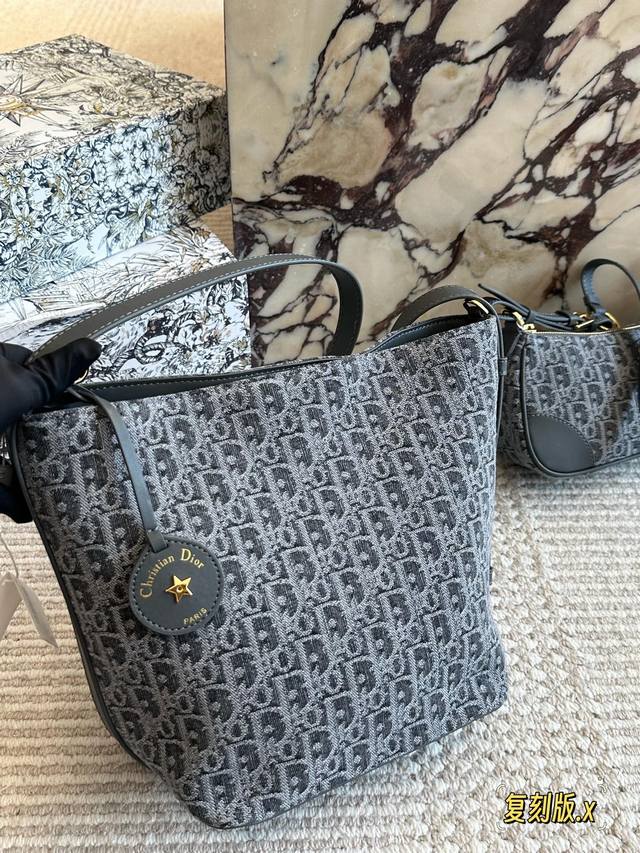 Reissue with box Size: 24 20cm I love this super cute new bucket bag! D brand bu