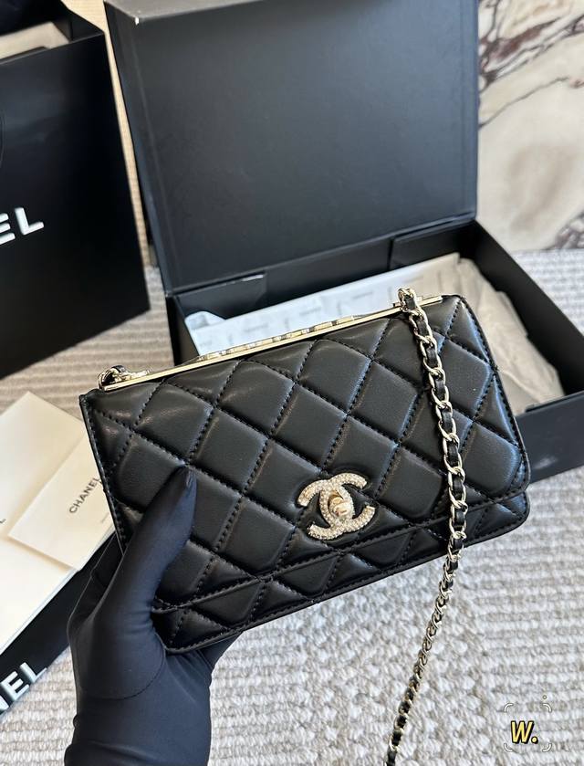 Diamond buckle with box Size: 19*12Cm Chanel-style lucky bag Woc Trendy Very goo