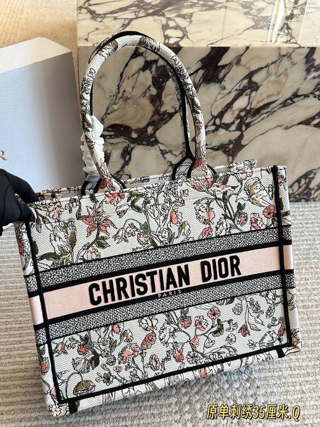 Comes with box and inner liner. Size: 35*28 cm. Dior Tote shopping bag. Newest D