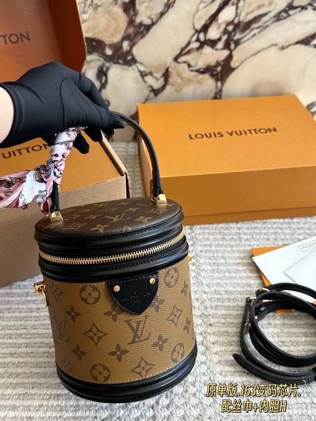 Original LV Canne Bag - The first step to wealth! This LV round bucket bag is 10