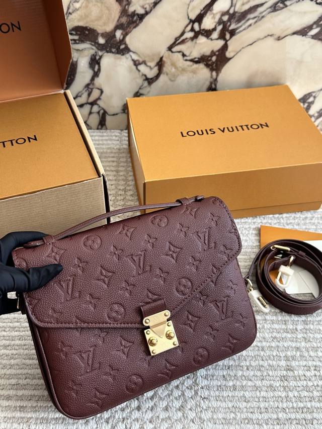 Comes with box. High-end version. Size: 25cm. High-quality messenger bag from L'