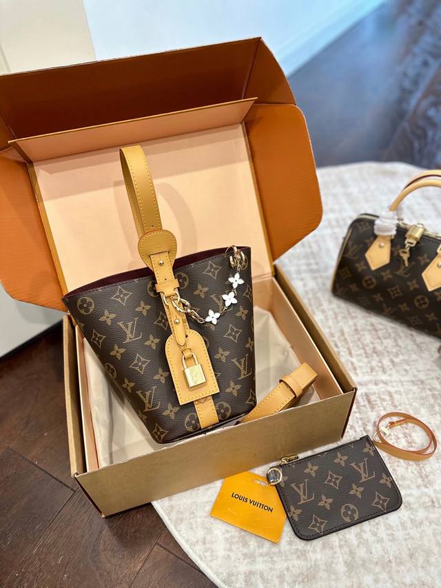 Chip version with keychain, official double box full packaging. LV X TM series!