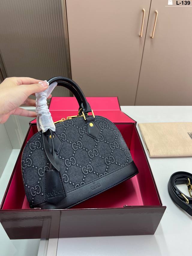 Gucci shell bag. Unisex style. Classic series with a unique artistic feel. Size