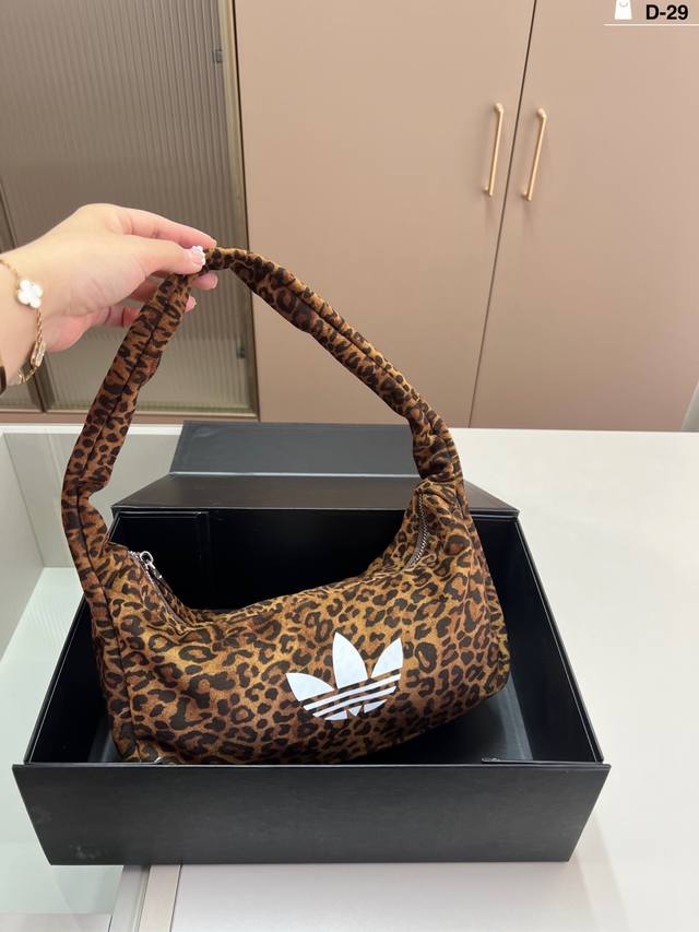 Adidas leopard print underarm bag, I'm going first! Super super super cute leopa