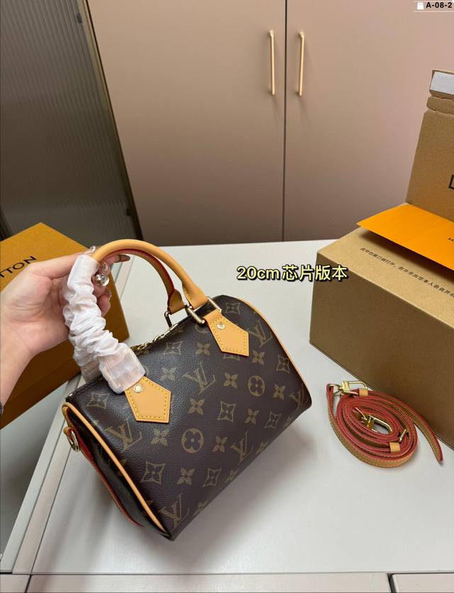 20Cm Chip Version Lv Classic Pillow Bag This size is just right for summer A mus