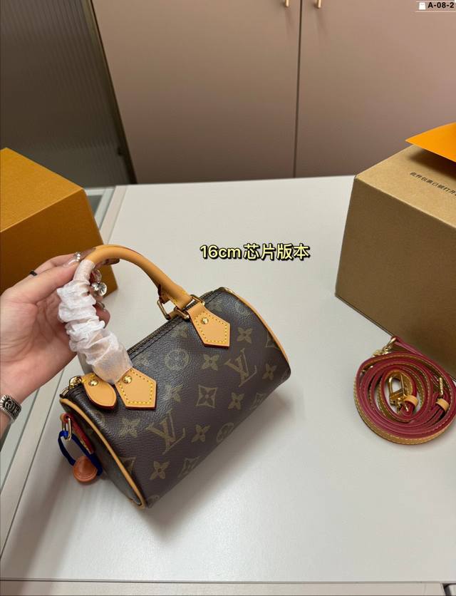 16Cm Chip Version Lv Classic Pillow Bag This size is just right for summer A mus