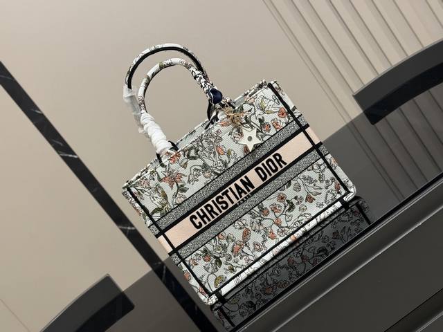 Star pendant P30 with folding box and scarf. Original Dior jacquard bag. Dior Bo