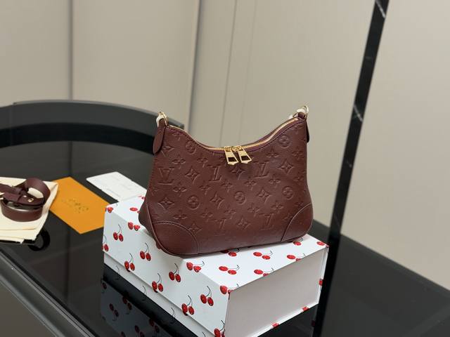 Comes with a folding box. Size: 29*16cm. Latest croissant bag. Original hardware