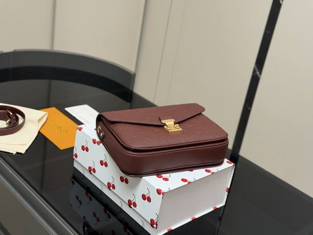 Comes with a folding box. Size: 25cm. LV quality cowhide messenger bag with upgr