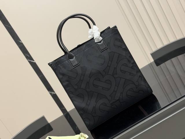 Burberry shopping bag, canvas material, large capacity to meet daily needs, espe