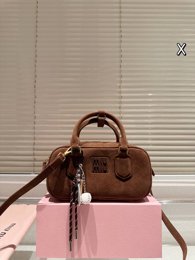 Comes with gift box Miumiu limited edition camera bag, simple and beautiful Mium