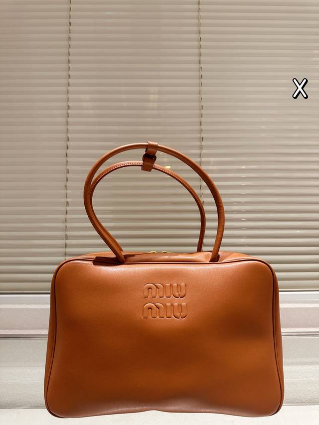 Miumiu limited edition work bag, simple and beautiful. This Miumiu work bag is n