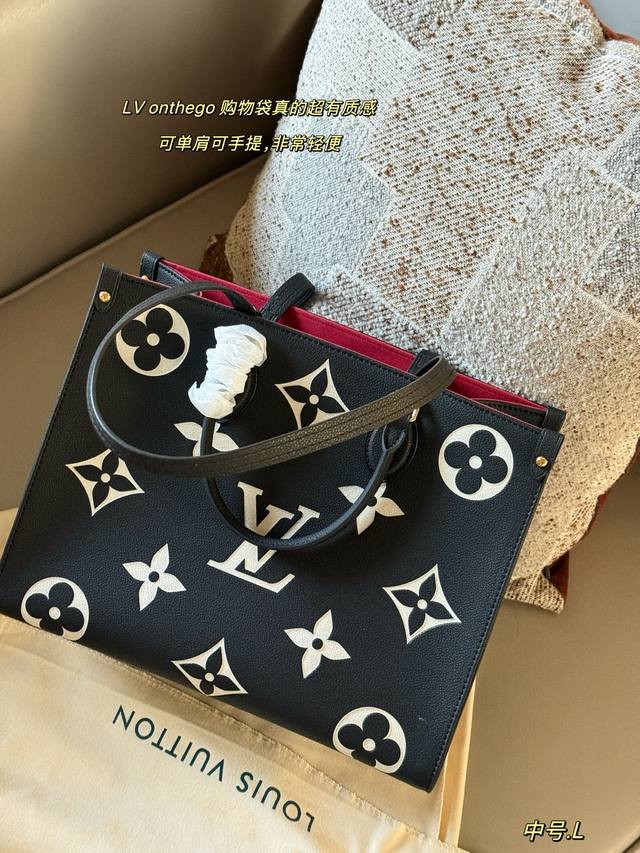 Comes with box. Size: 34*26cm. Super high quality! This is truly amazing! The mo