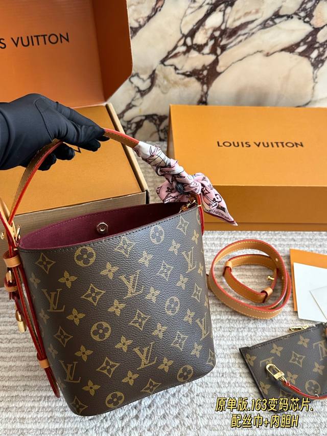 Allinbb truly combines good looks and sophistication, creating photos with a fan