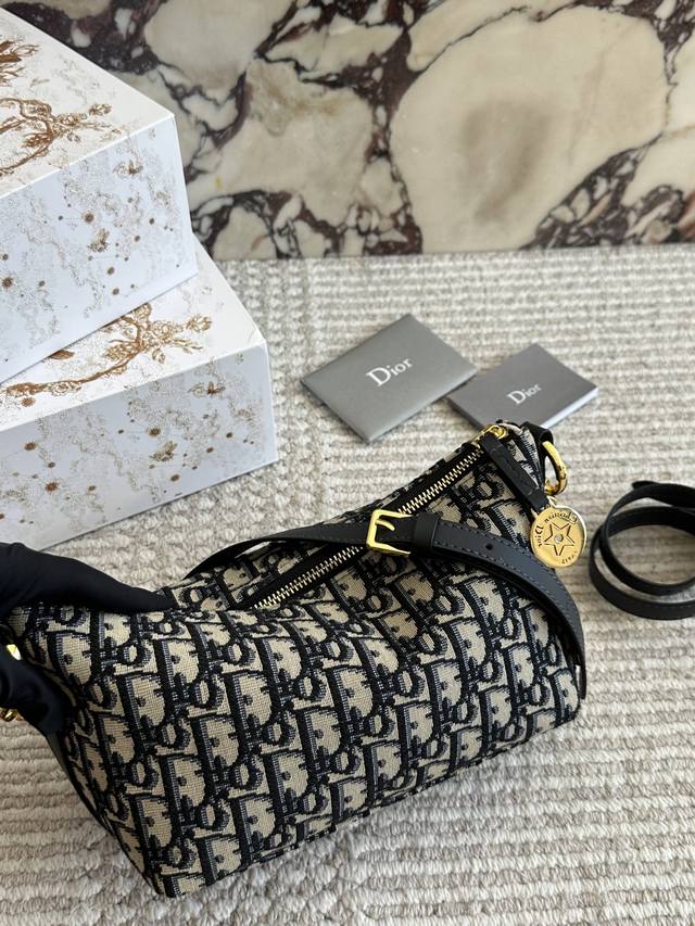 Comes with box Size: 22cm (bottom width) * 15cm Nomad's new lunchbox bag The Hob