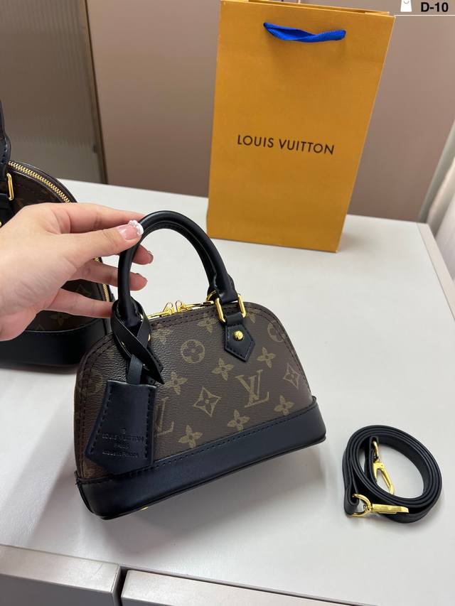 Small Louis Vuitton Shell Bag Super soft to the touch and looks amazing with any