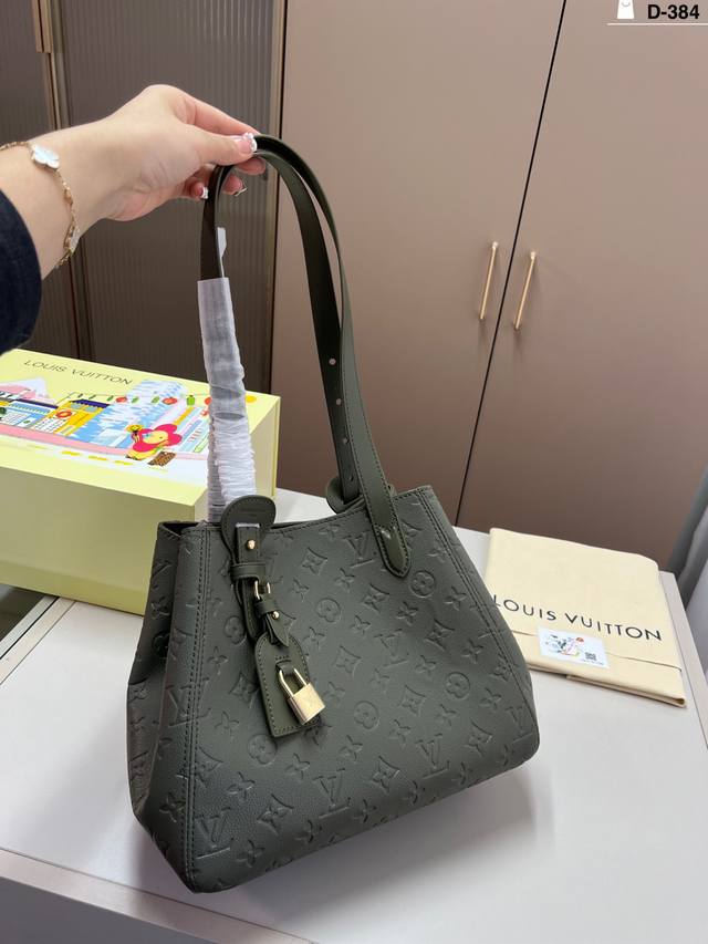 Chip version Lv All In One Brand logo embossed This bag has an elegant shape and