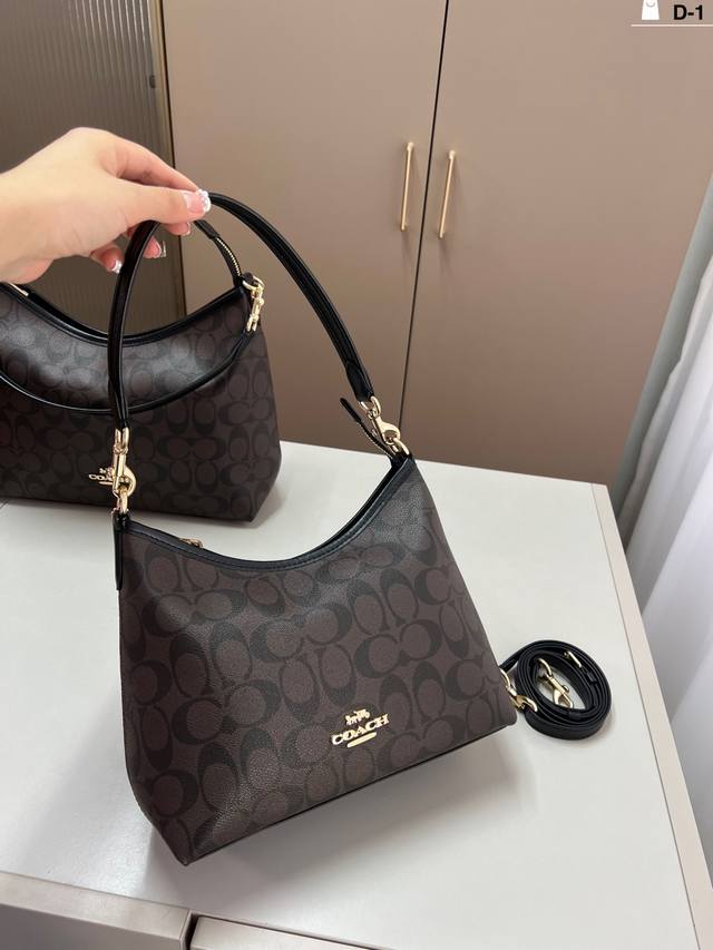 Small Coach hobo bag, full of design sense, super high-end fashion item. D-1 siz