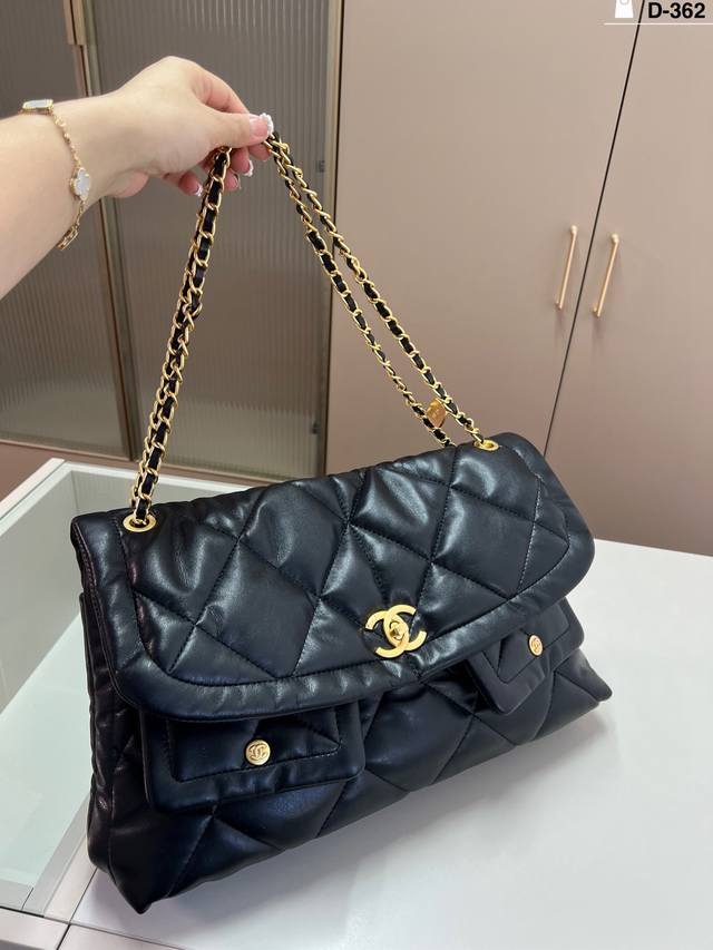 Chanel 25K flap shoulder bag. This bag combines all the classic elements of Chan
