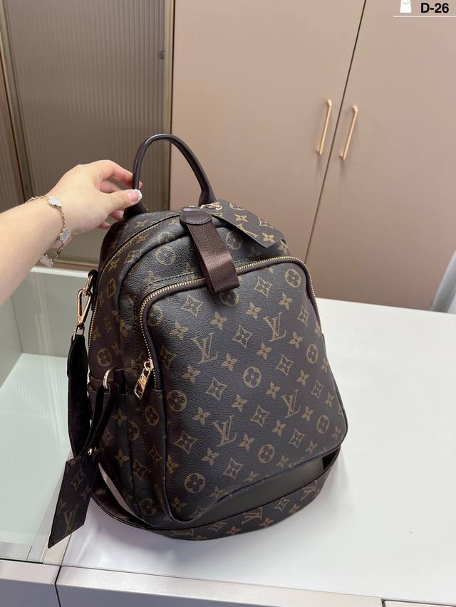 LV backpack, incredibly versatile, spacious and stylish. Size D-26: 24 x 30 cm.