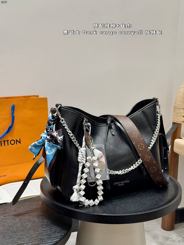 Gift box packaging with pendant! New silk scarf, size 33cm, new Carryall Black W