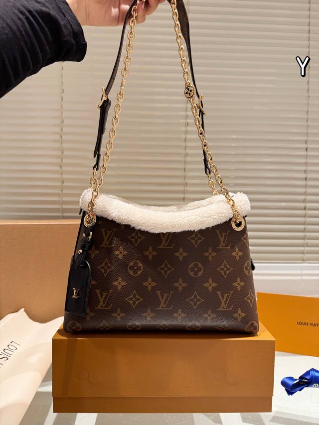 Reissue Louis Vuitton Carryall Teddy Wool Bag. The Louis Vuitton Carryall Teddy